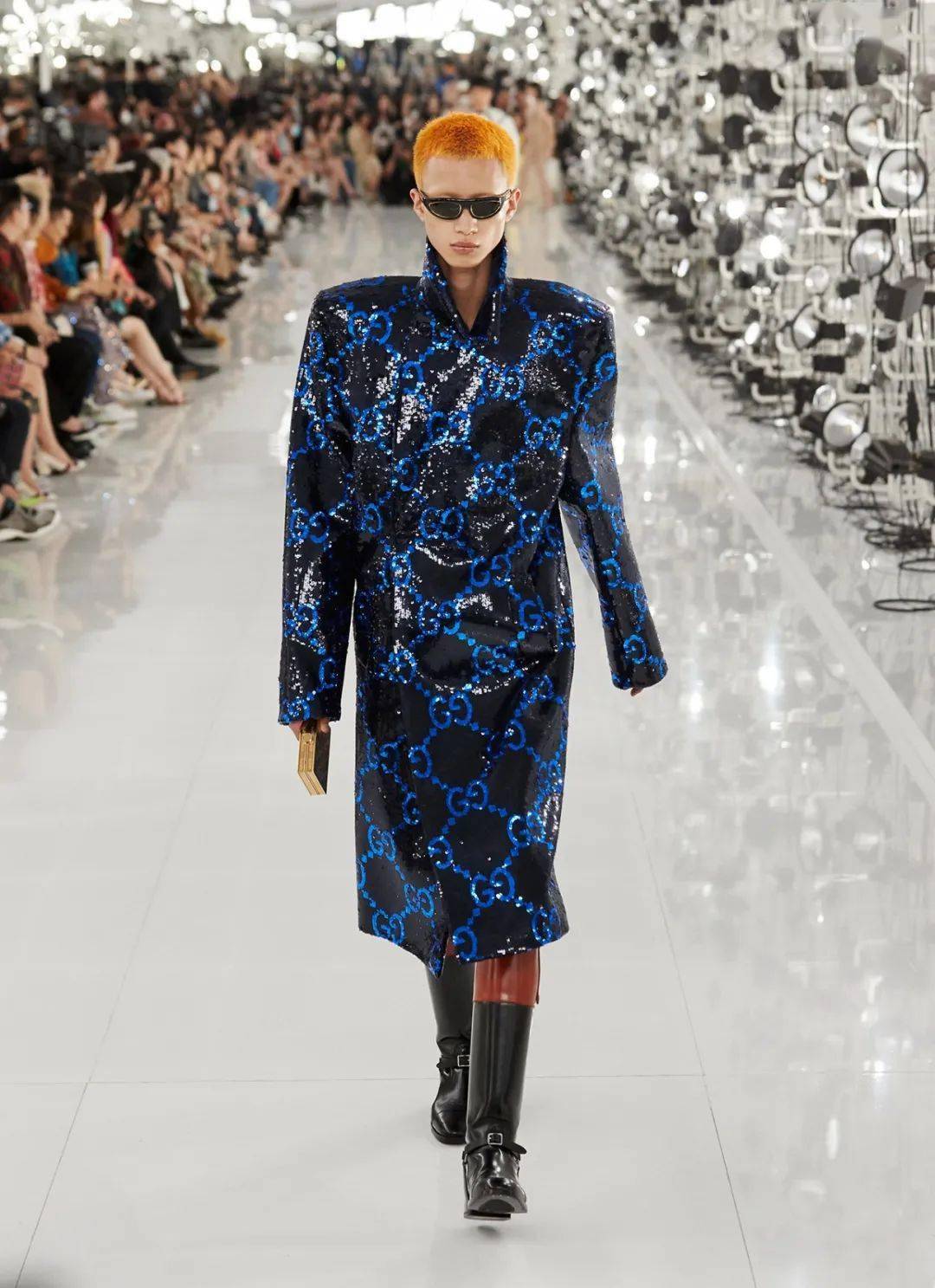 t型台 | 刘耀文的男模身材遇到gucci皮衣