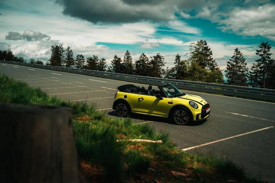 2021款mini荧光黄jcw敞篷版美图欣赏,有点小心动!