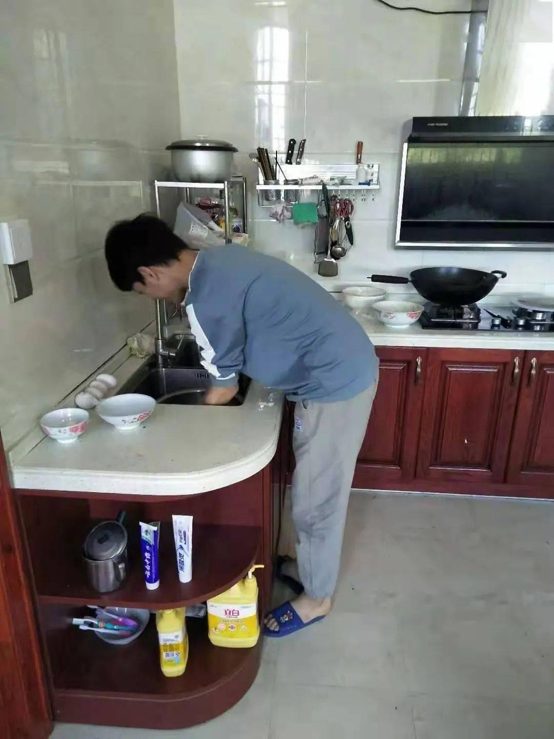 1同学们在家中或烹饪,或洗碗,或拖地,或洗衣服,或种植或收割等,积极