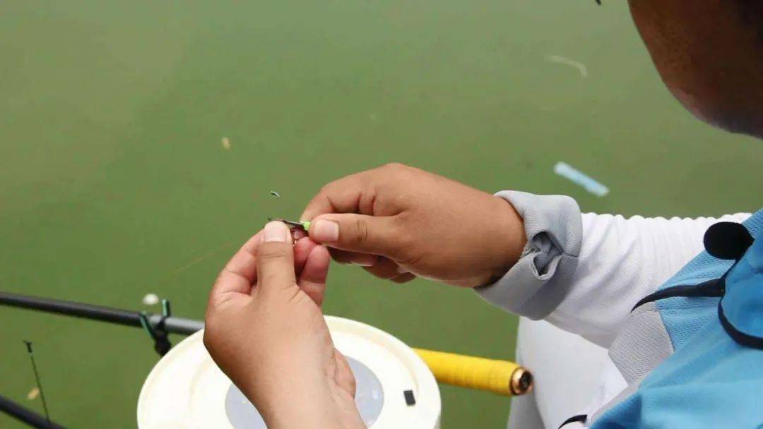 虽是钓浮,但和钓底一样地进行调漂,做到对线组上