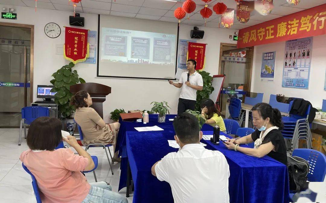 防范非法集资宣传月新华保险深圳分公司在行动