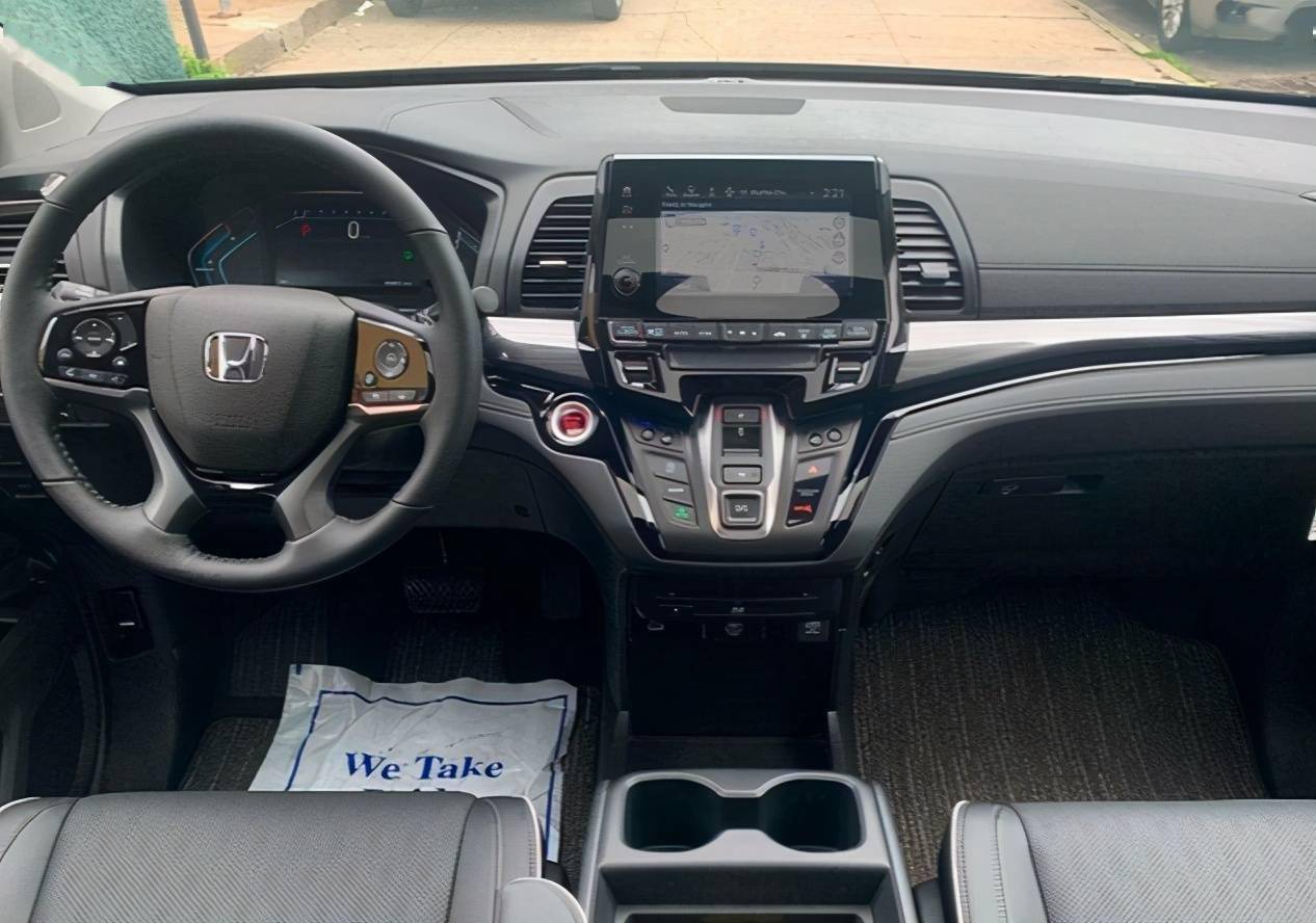 在车辆的内饰方面,这款本田奥德赛车型,则采用了目前最流行的家族化