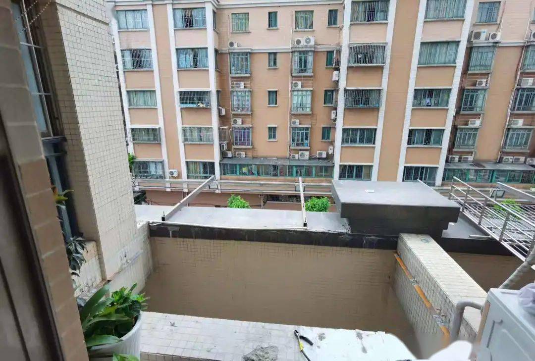 铁腕治违张槎城管再挥铁拳当事人自拆加建阳台