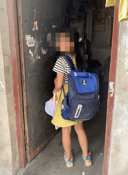 农村背书包的小女孩图片