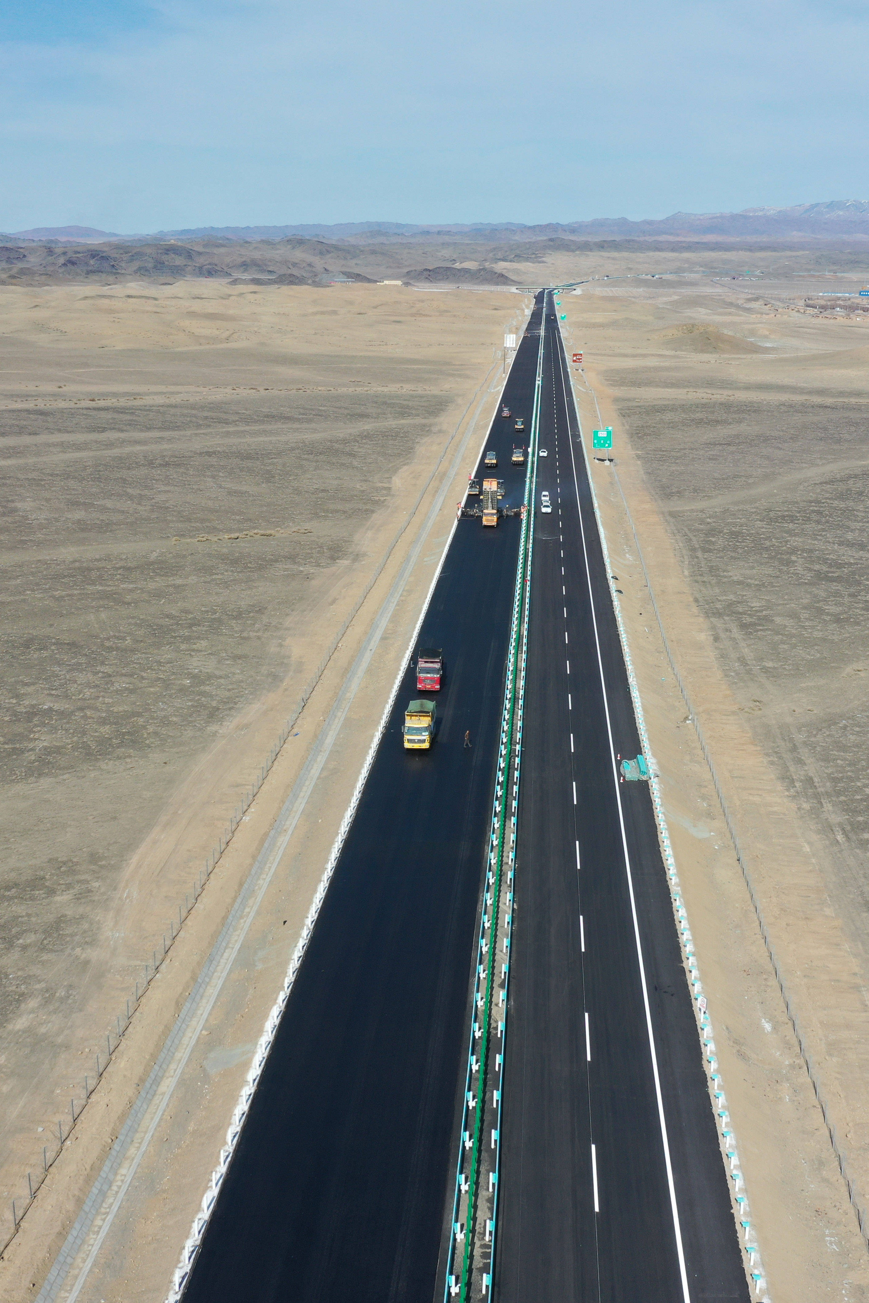 世界穿越沙漠戈壁最长高速公路通车