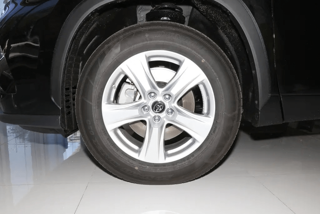 全新汉兰达2688万起标配混动系统轴距2米85首推两驱尊贵版