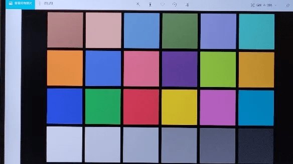 知乎丨pansz与没有防蓝光的屏幕对比中可以看出,第三排左1的蓝色色块