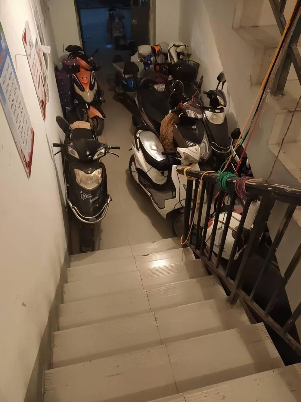 千万不要在公共门厅,疏散走道,楼梯间,安全出口停放电动自行车或者为