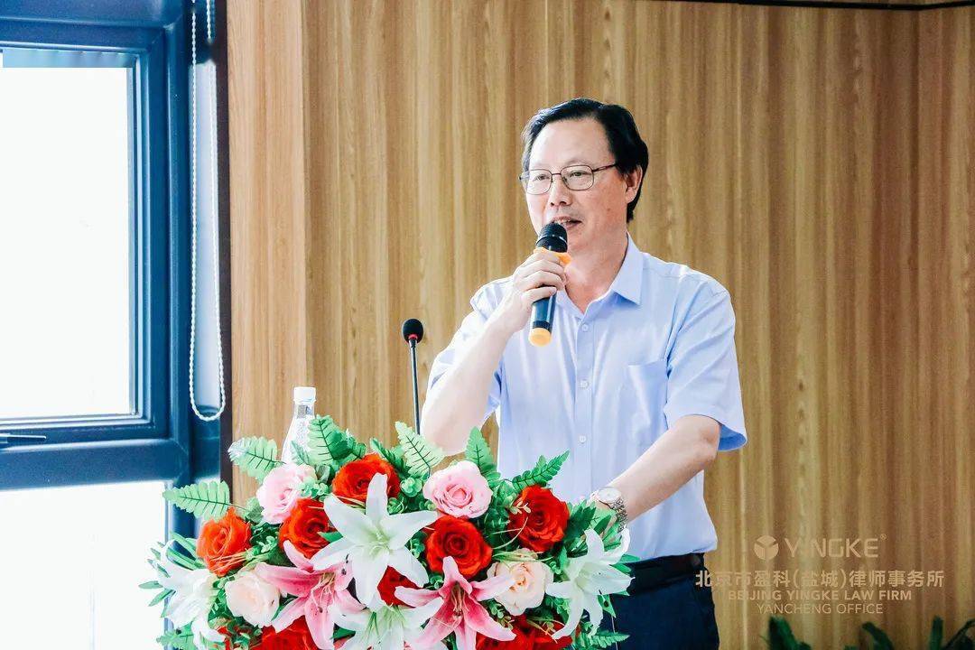 王国祥主任亲自为邵律师颁发了聘书