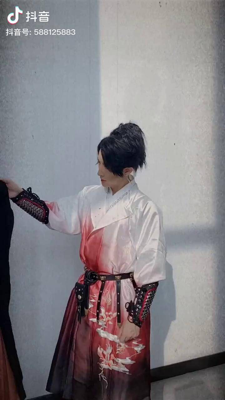 当赛博朋克遇上汉服王师傅小羽狙击变装国风合伙人赛博朋克