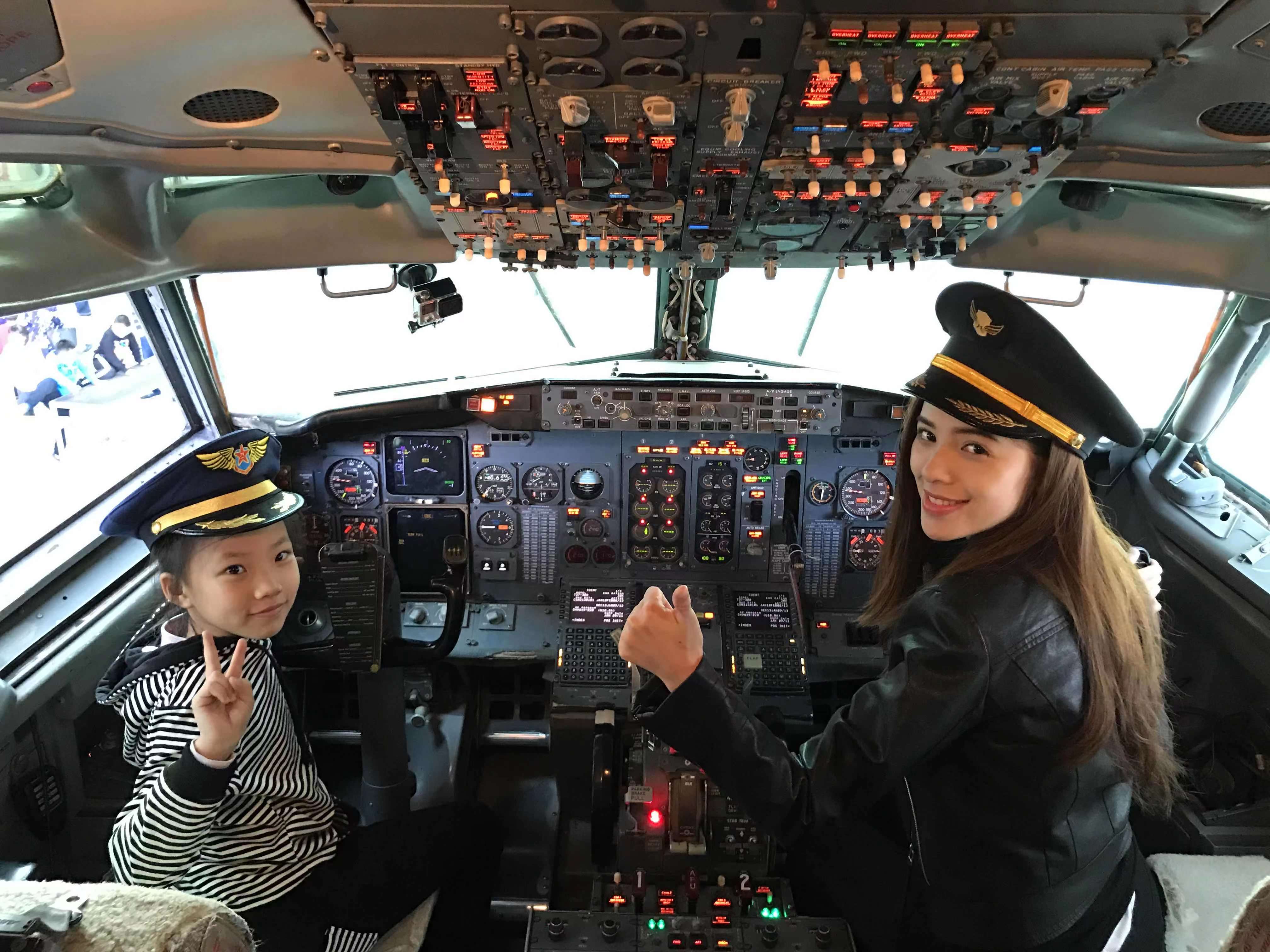 小学生当飞行员汕头举行航空航天科普儿童开放日