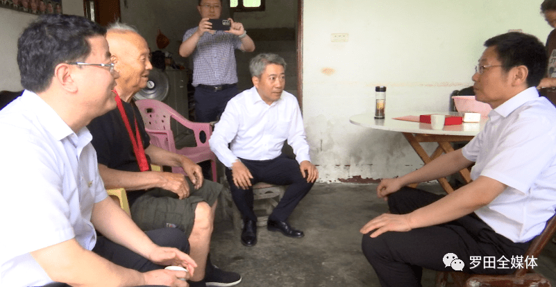 黄冈市委常委,组织部长何飞到罗田县看望慰问老党员,困难党员