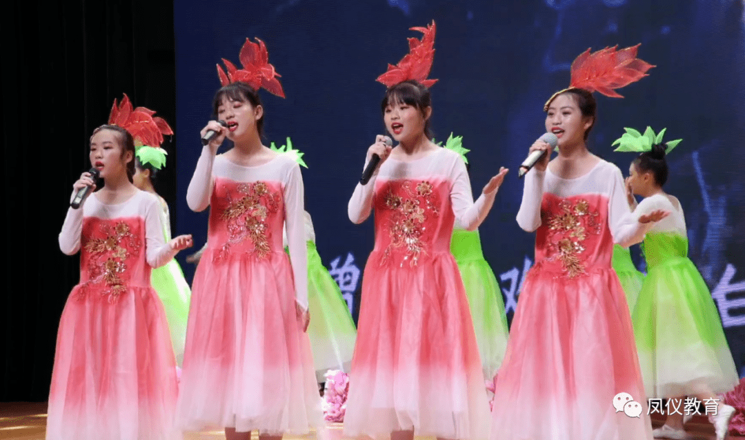 情景歌舞《在灿烂阳光下》(凤仪三中)尾声《祖国在我心中》(全体演员)