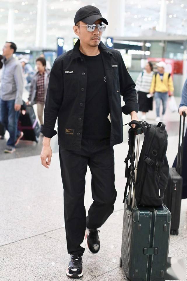 张涵予肌肉线条突出,硬汉身材惹眼张扬,穿休闲裤更有随性范_裤子