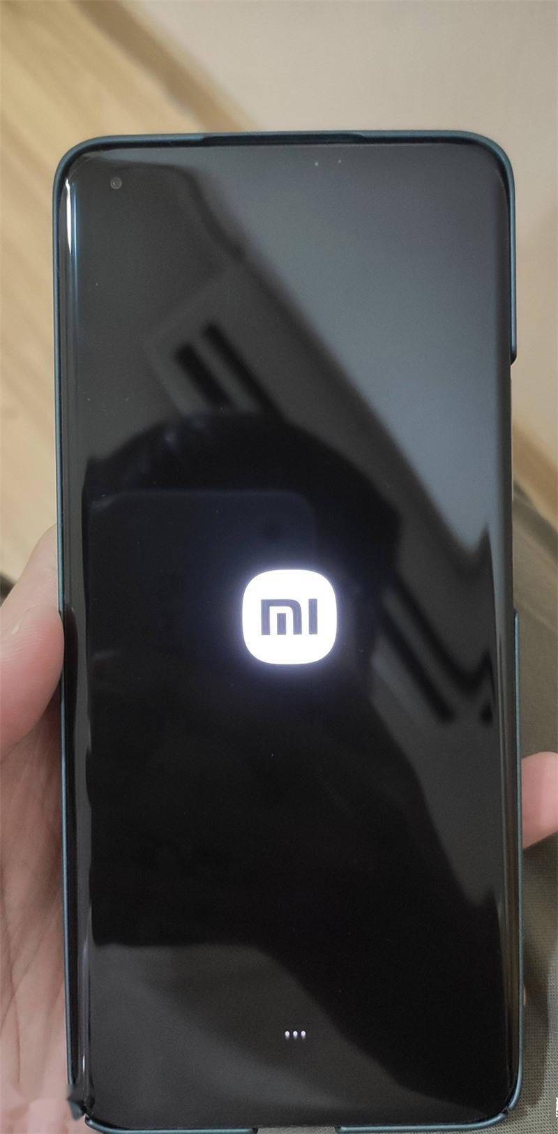 小米手机 miui 系统开机启动页换上全新 mi logo