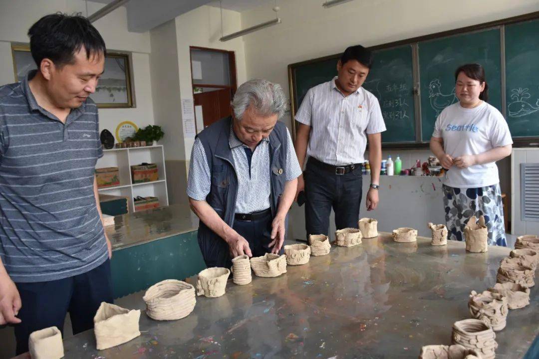 臨沭實小重點關注著名書法家李巖選向臨沭縣實驗小學捐書活動舉行