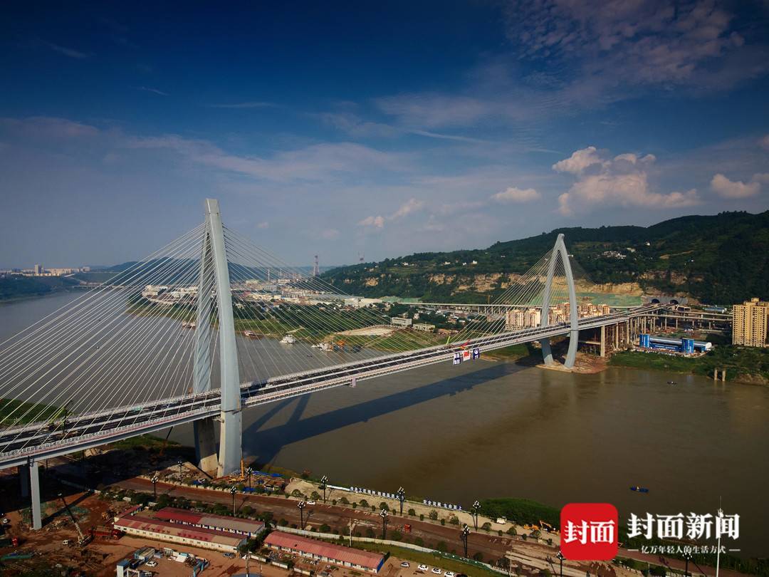 全国首创鱼跃长江索塔造型 四川宜宾盐坪坝长江大桥正式通车