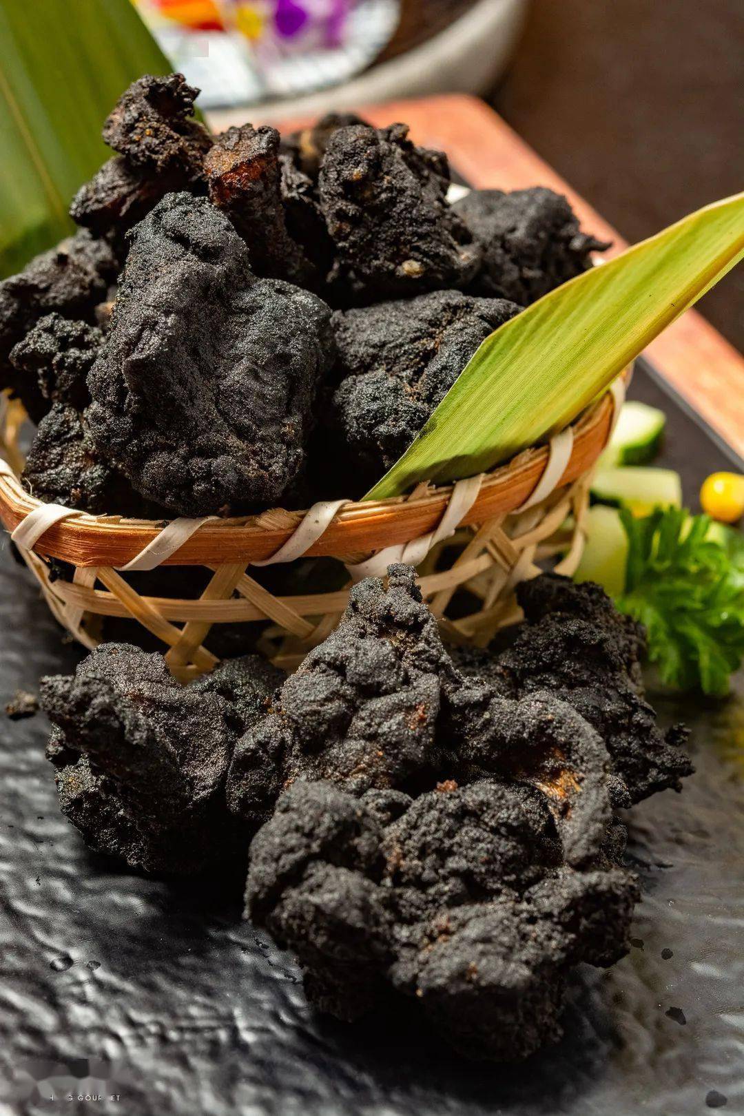 水泥炸鸡并不是真的裹上水泥油炸的鸡,只是黑黑的看起来就硬化了的