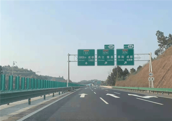 对接成都天府国际机场高速公路,经资阳,乐至,安岳,止于川渝界安岳县龙
