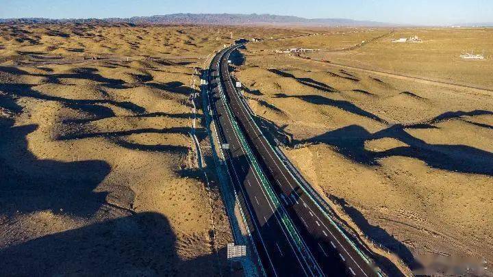 最长的沙漠公路图片
