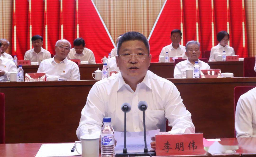 市委书记李明伟出席会议,并代表市委,向受到表彰的优秀个人和先进集体