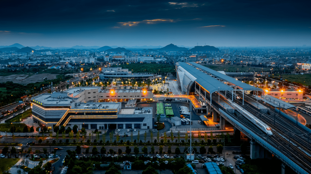 姚捷 《高鐵時代》三等獎方文 《牽手》谷志鋒 《新兒童公園》潘一堅