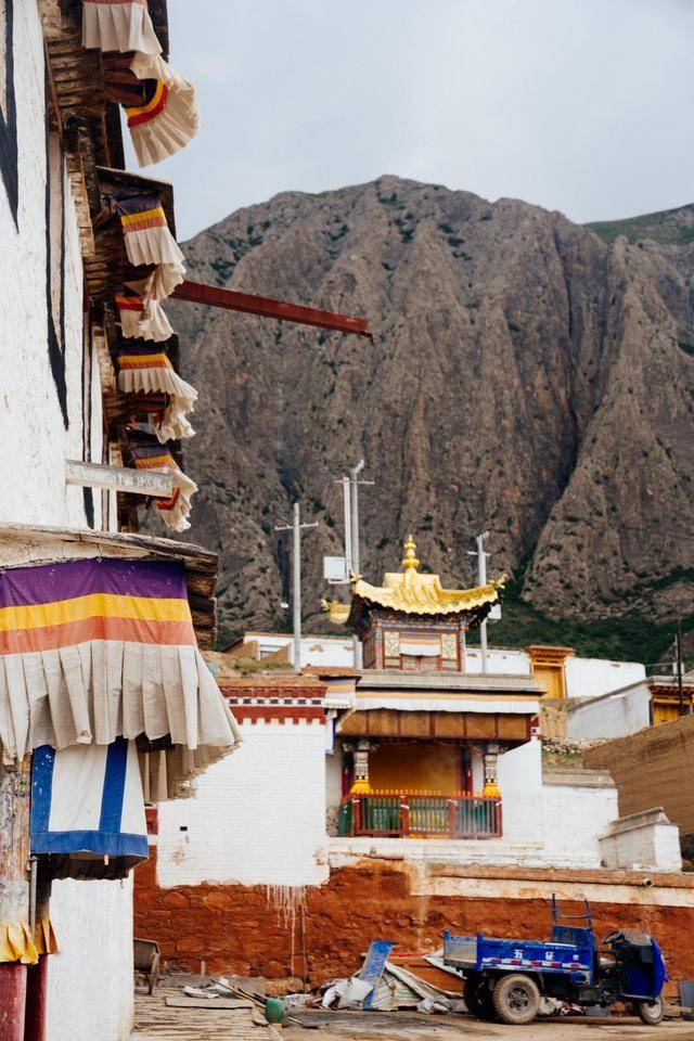 白石崖寺,位于中国甘肃省甘南藏族自治州卓尼县完冒乡境内,距离甘南州