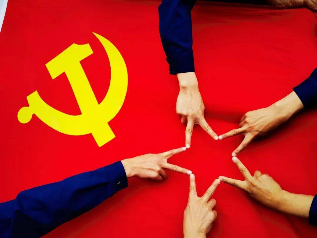 我和党旗同框丨西宁消防蓝朋友与党旗创意合影献礼建党百年