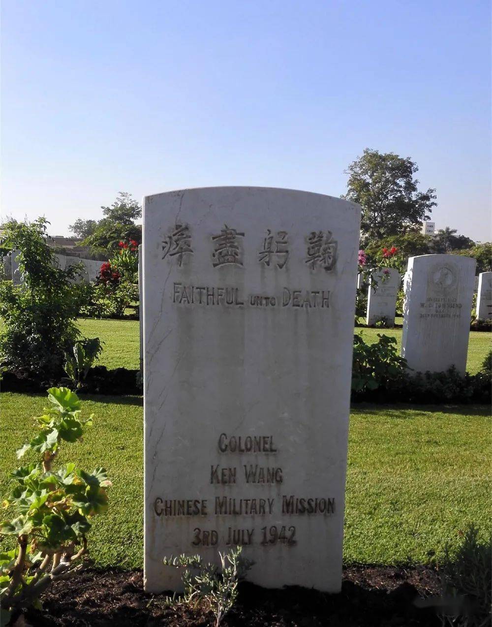 里,公墓1区g行3号墓为一座中国军人墓,墓碑上的英文名字为"ken wang"