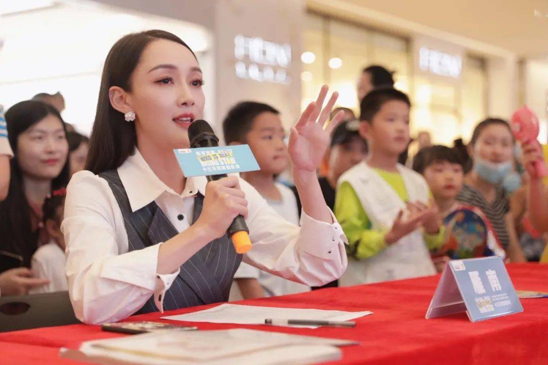 雁南姐姐和小鱼哥哥对选手进行点评并颁发证书.