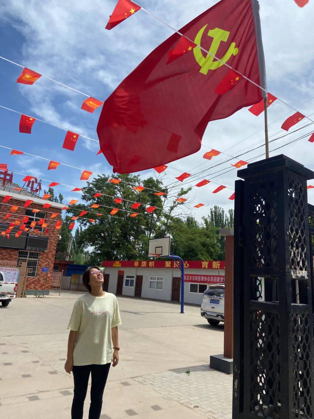 我和党旗合个影晒出浓浓爱党情