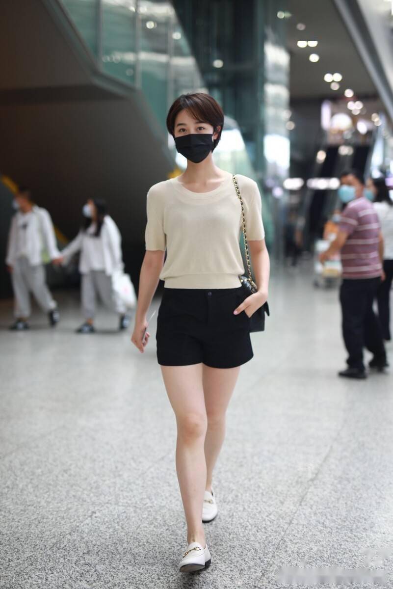 街拍蓝盈莹米色针织短袖黑色超短裤乐福鞋优雅干练