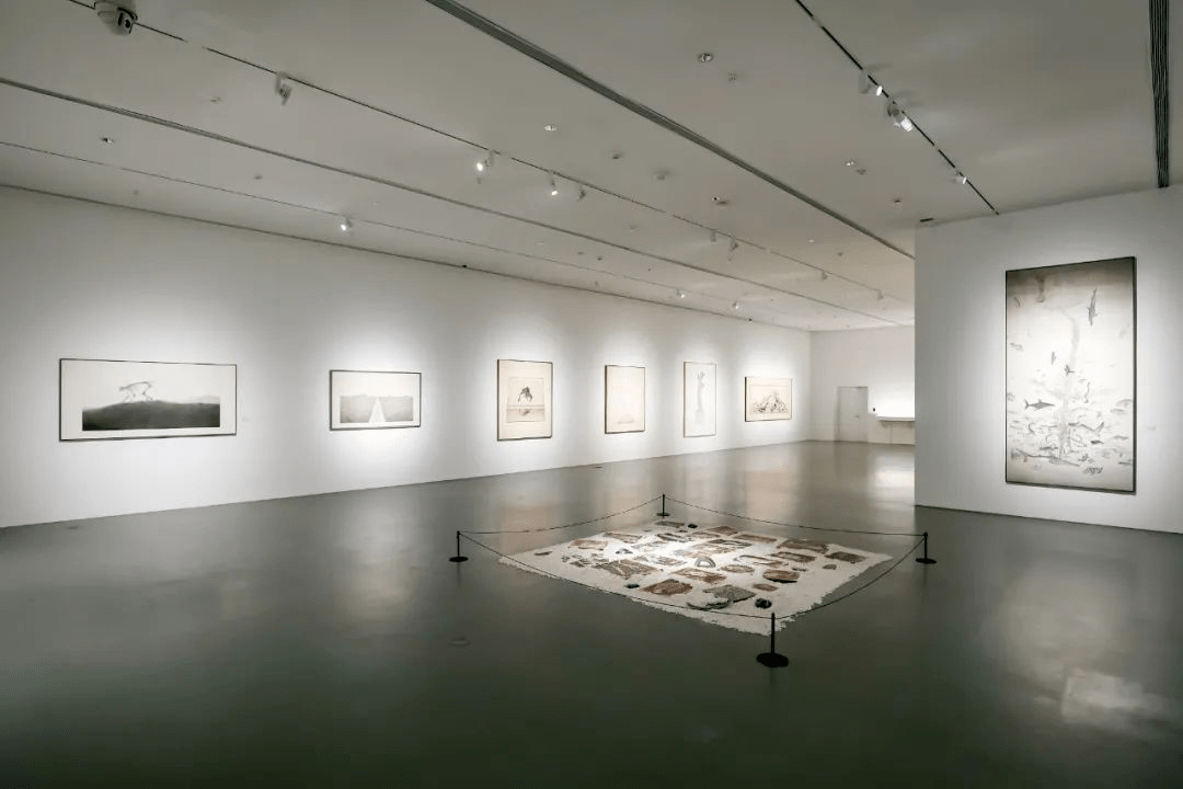 现场|上海宝龙美术馆·展现何曦跨度30余年的"城市寓言"_展览