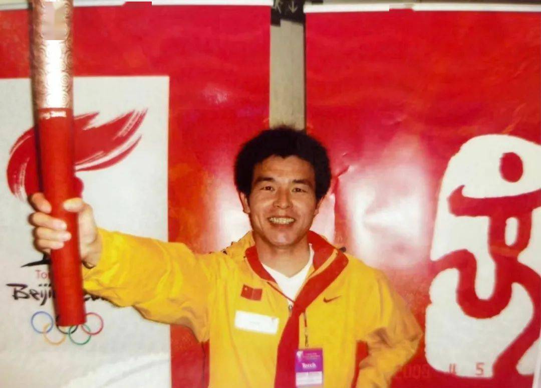 柏剑担任奥运火炬手时的留影.受访者供图