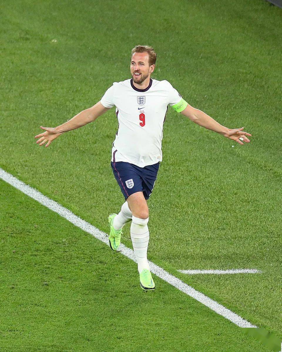 而另外一场稍晚进行英格兰4-0大胜乌克兰的比赛中,英格兰队长凯恩表现