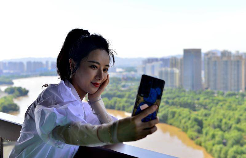 薇娅魅力中国行在兰州黄河楼开播 带货"甘味"农产品超1823万元