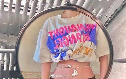 女朋友耳机线缠腰挑战没有对比就没有伤害你喜欢哪一位