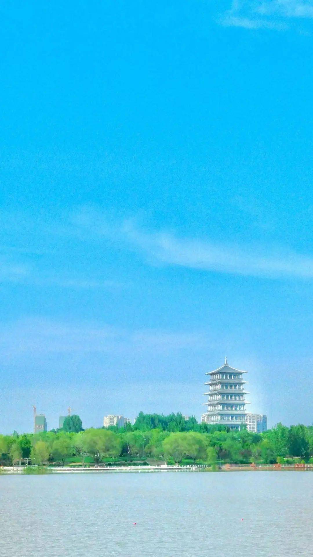 非常震撼长桥碧波塔影摇晃屹立着长安塔的西安世博园波光粼粼的灞河