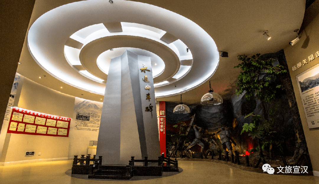 除此之外,红三十三军纪念馆紧邻,展厅气势恢宏,陈列资料122 幅,革命