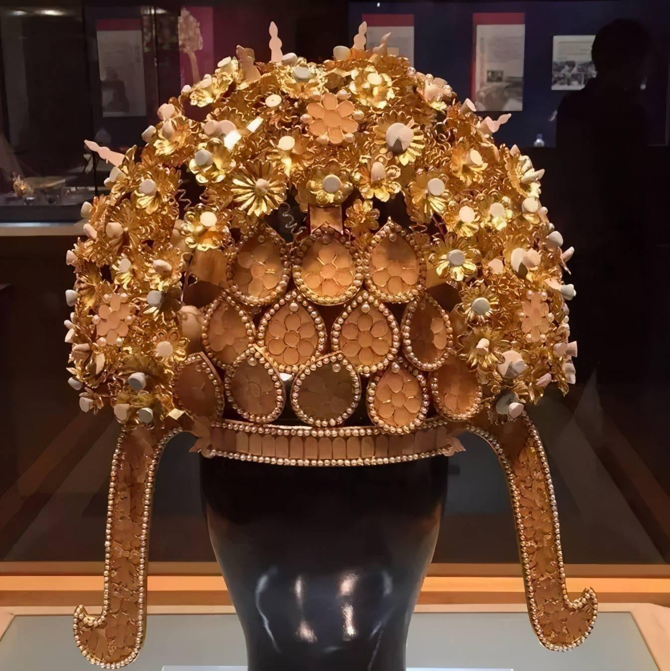 隋炀帝墓中发现一块土疙瘩,专家花900天复原,现为无价之宝_萧皇后