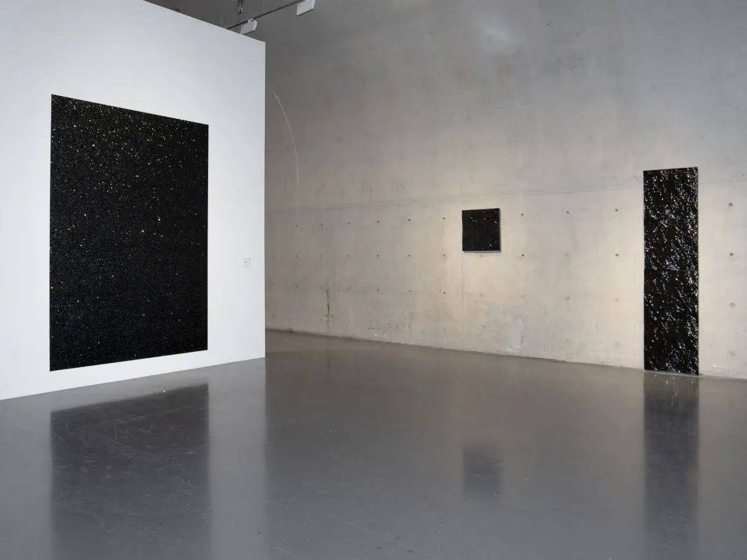 无题|玛丽·阔思亚洲首场美术馆个展开幕，艺术家以光作画