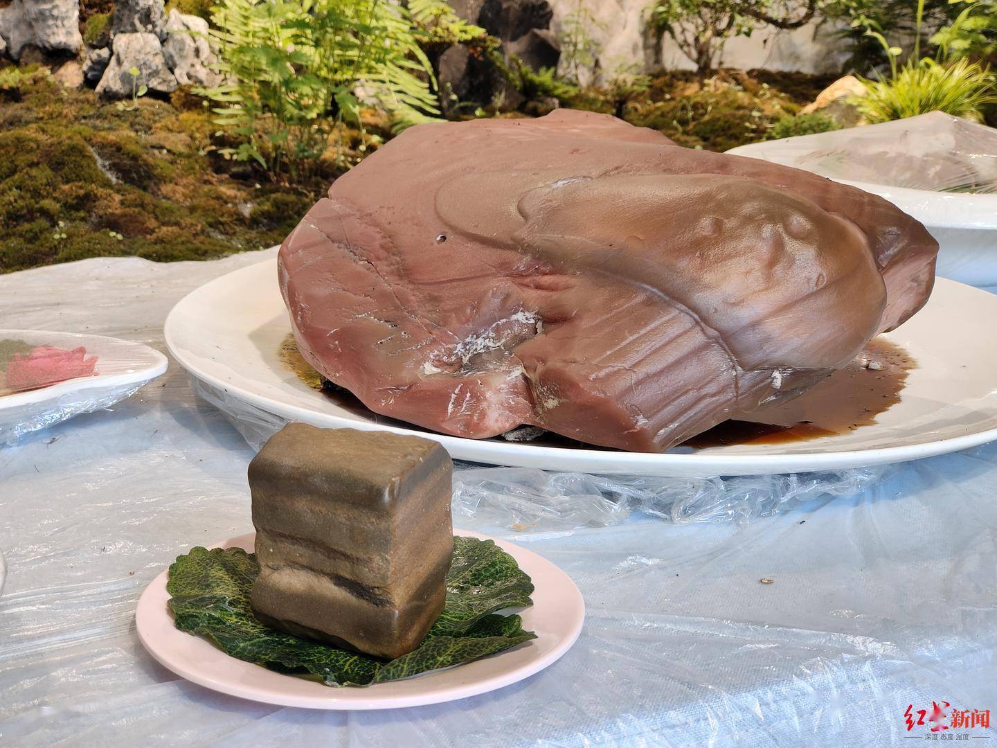 玩石狂人创作石头版"满汉全席":108道菜都是石头,9年花光数百万积蓄,