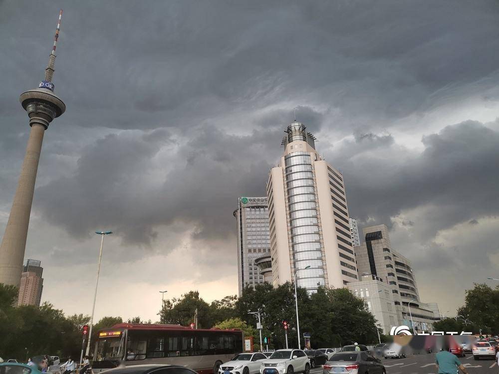 天津现罕见糙面云 翻腾滚动宛如科幻大片