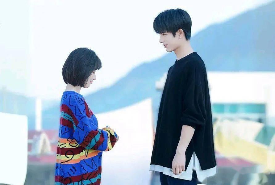 该剧中的伪兄妹,双向暗恋等元素,恰好满足了大多数观众对校园生活的