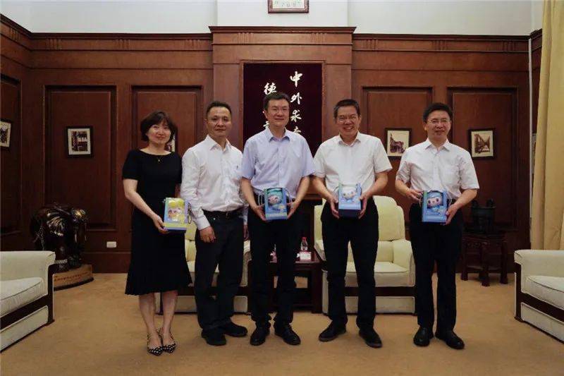 宣讲活动开始前,天津外国语大学党委书记殷奇,杭州亚组委外联部副部长