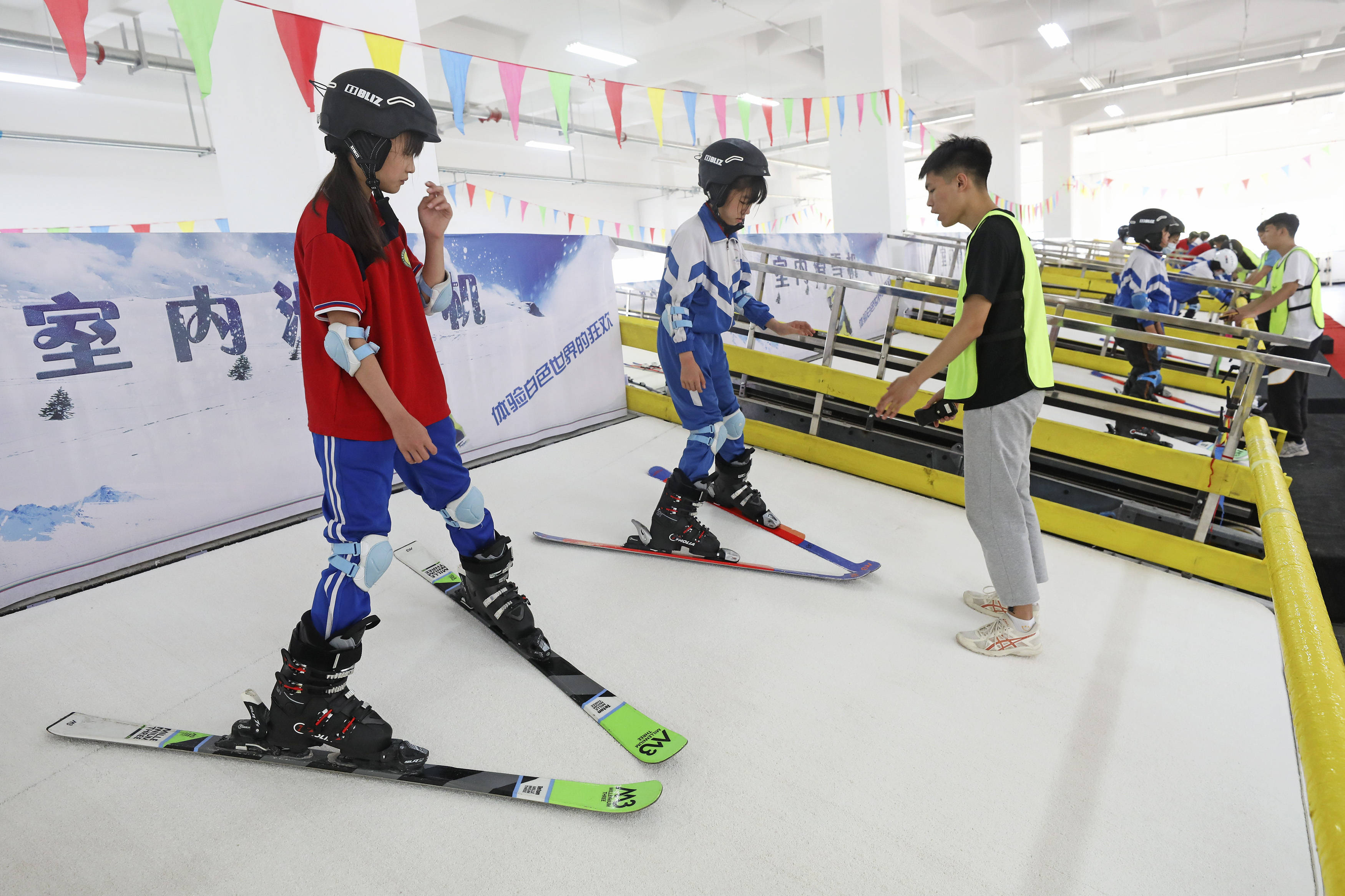 7月7日,在张家口高新区冰雪运动装备产业园,学生在室内滑雪机体验区