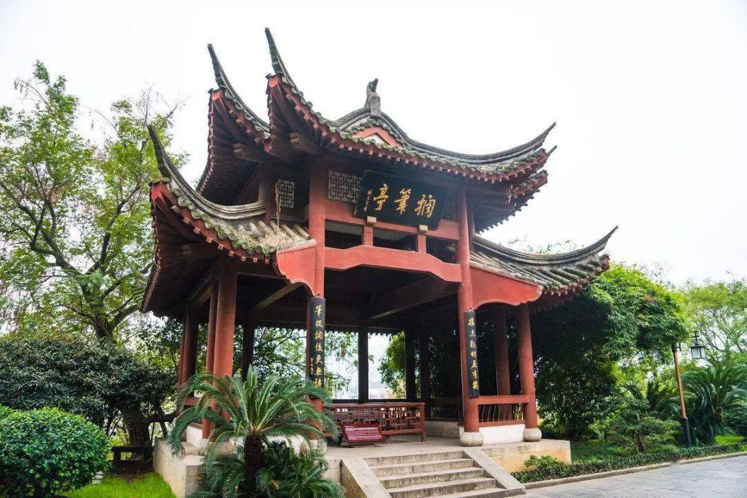 根据史料,特意选择在黄鹤楼以东,游人登楼必经之地重建一座新的搁笔亭