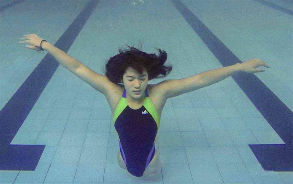 4岁失去双腿13岁勇夺金牌那个只有半截身子的篮球女孩怎样了