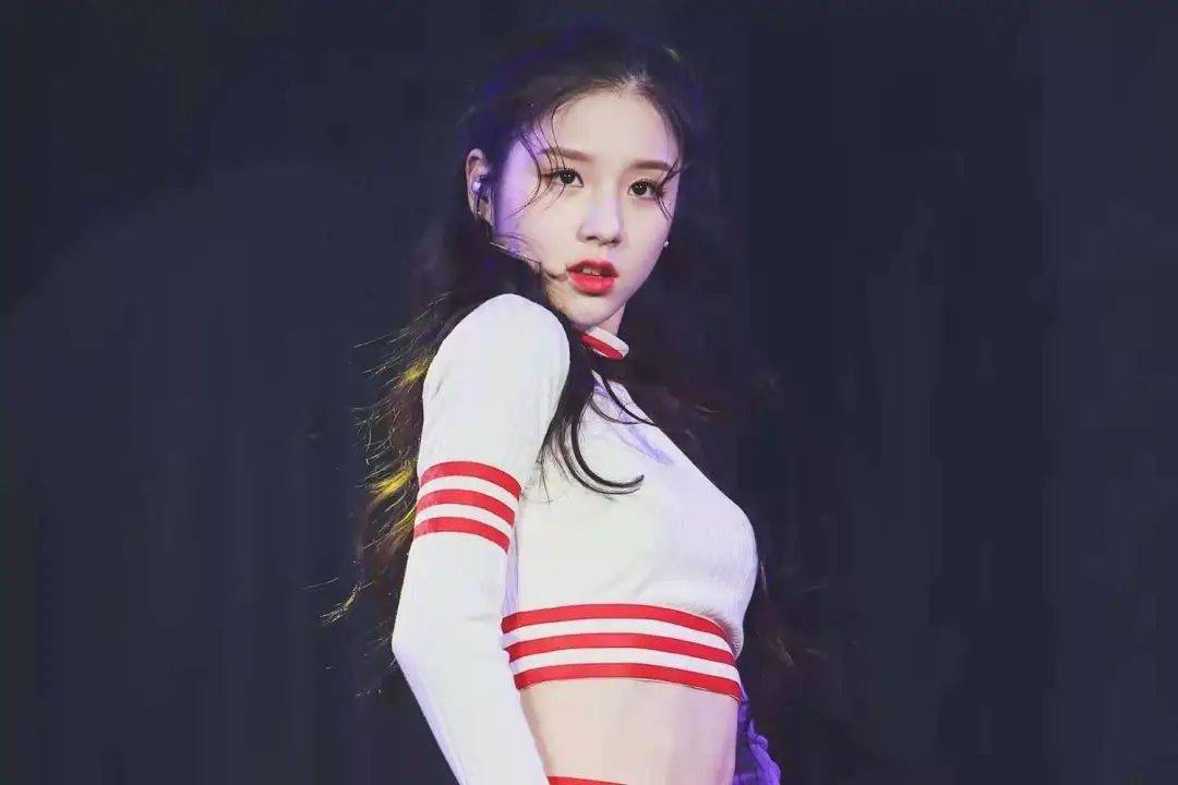 韩国女团穿"开裆裤"唱跳!露黑色底裤显不雅,迷惑穿搭辣眼睛!