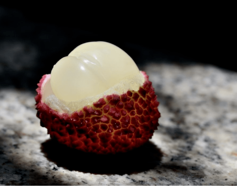 有描述 荔枝壳和荔枝膜的,如明代徐勃:"盈盈荷瓣风前落,片片桃花雨后